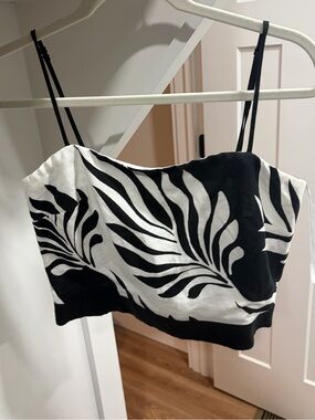 White House Black Market Black & White Leaf-Print Cropped Cami